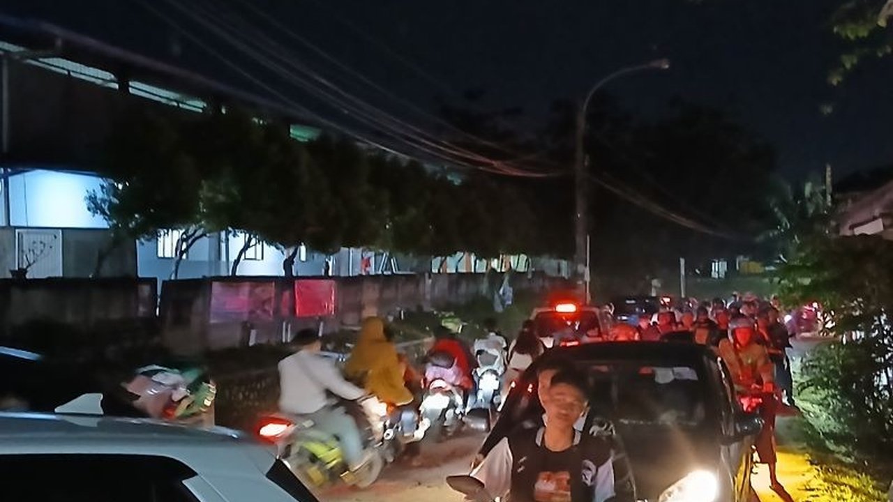 Festival Balon Udara di Mal Ciputra Tangerang menyebabkan kemacetan parah di Kawasan Citra Raya Cikupa-Panongan pada Minggu sore, 13 April 2025, akibat membludaknya pengunjung.