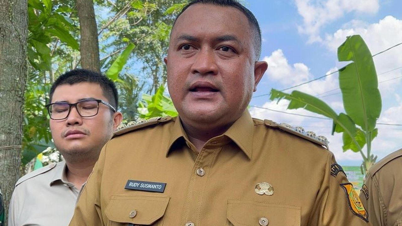 Bupati Bogor umumkan hasil pemeriksaan empat kepala desa yang diduga meminta THR kepada pihak swasta pada Senin mendatang; jika terbukti bersalah, akan diserahkan ke pihak berwajib.