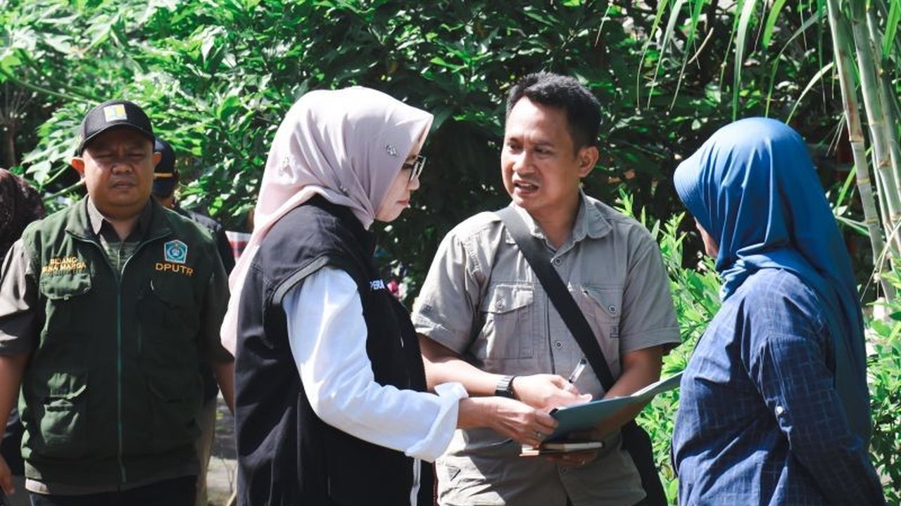 Pemkab Lumajang akan membangun jalan beton sepanjang 1,4 kilometer di Desa Kalisemut, yang selama 30 tahun rusak parah, dengan anggaran lebih dari Rp1 miliar.