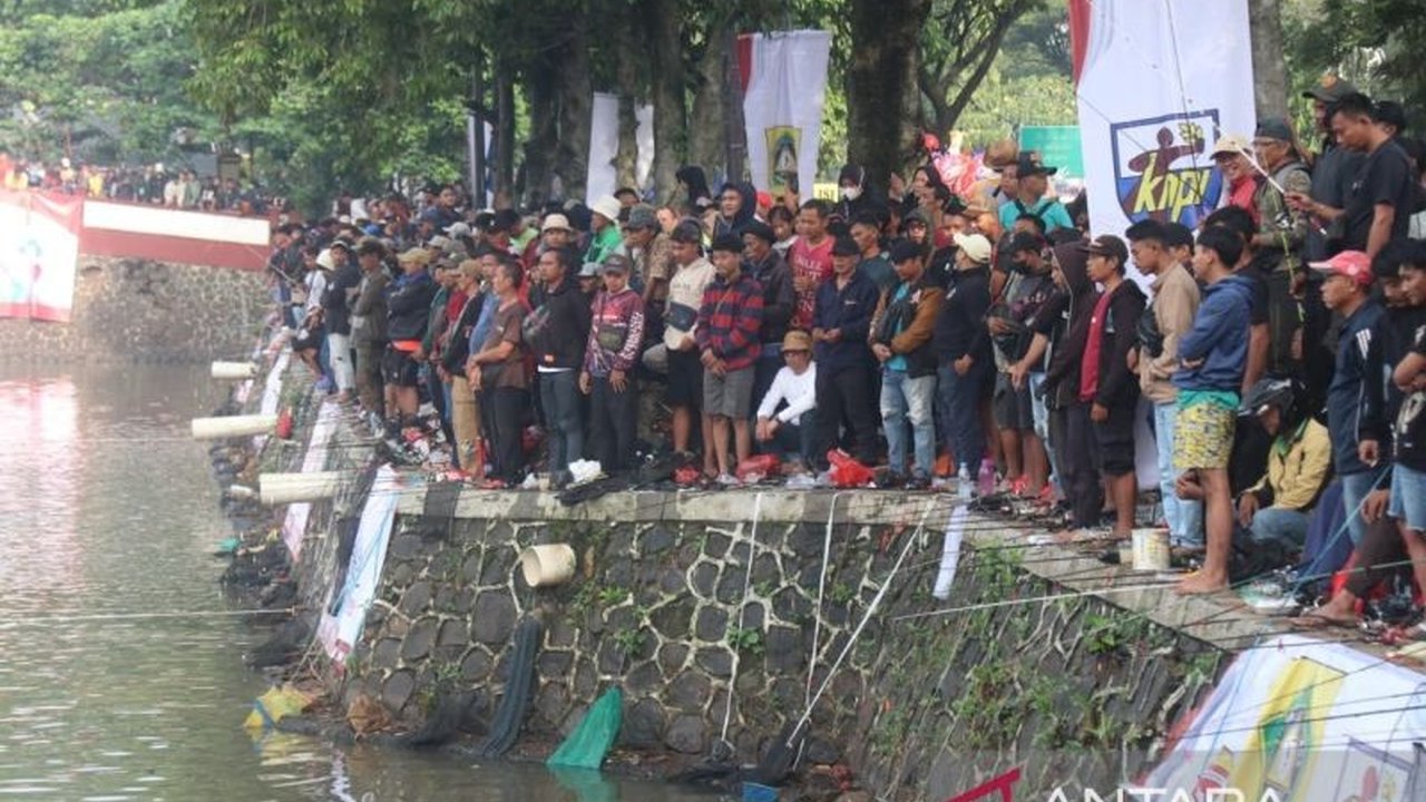 Bupati Bogor Tebar 1 Ton Ikan, Mancing Bareng Warga di Halal Bihalal