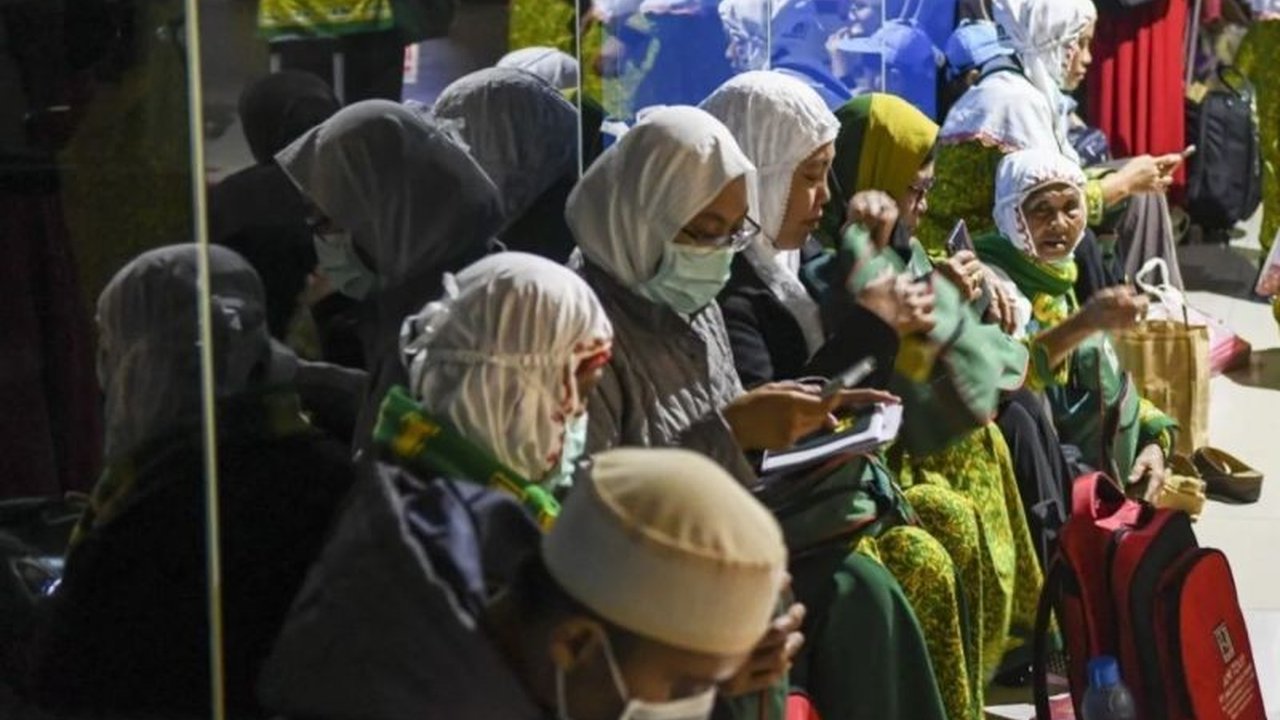 Kemenag Sumut menindak tegas PPIU PT KJF yang telah menelantarkan 25 jamaah umrah di Bandara Changi, Singapura, akibat kelalaian dalam pengurusan visa dan tiket pesawat.