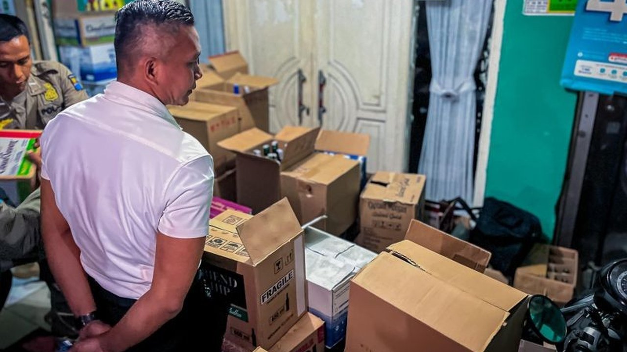 Wakil Wali Kota Bogor menggerebek gudang miras ilegal di Ciheuleut, menyita 1.787 botol miras berbagai merek dan menyerukan pemberantasan peredaran minuman keras.