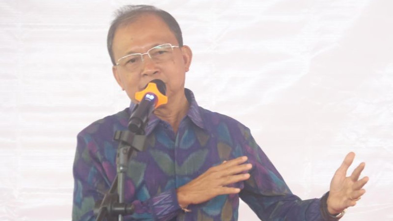 Gubernur Bali, Wayan Koster, menolak program KB dua anak dan mendorong program KB empat anak untuk menjaga kelangsungan budaya Bali yang terancam punah akibat jumlah penduduk lokal yang semakin sedikit.