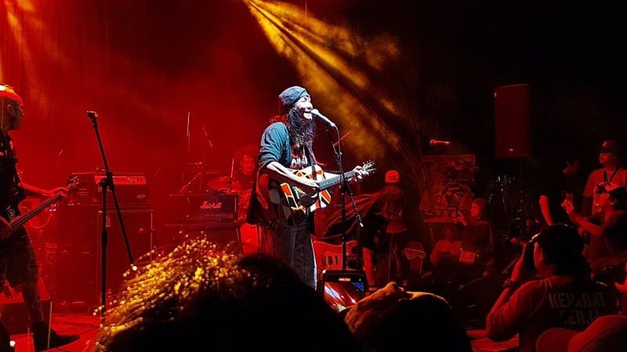 Anto Baret, legenda Kelompok Penyanyi Jalanan (KPJ), meluncurkan album 'Sketsa Jalanan' yang menyuarakan isu sosial dan kritik terhadap penguasa, sekaligus mengekspresikan empati dan semangat persaudaraan.