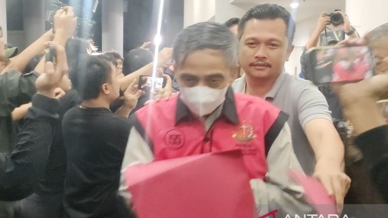 Kejaksaan Agung menetapkan tiga hakim Pengadilan Negeri Jakarta Pusat sebagai tersangka kasus dugaan suap terkait putusan lepas perkara korupsi CPO, menambah total tersangka menjadi tujuh orang.