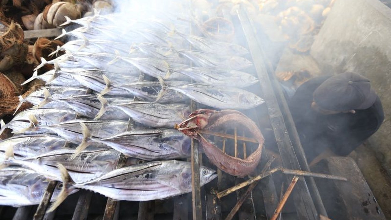 Pemerintah Desa Talulobutu, Kabupaten Bone Bolango, Gorontalo, sukses tingkatkan perekonomian masyarakat lewat bantuan modal dan fasilitas usaha, terutama untuk olahan ikan cakalang asap dan pertanian.