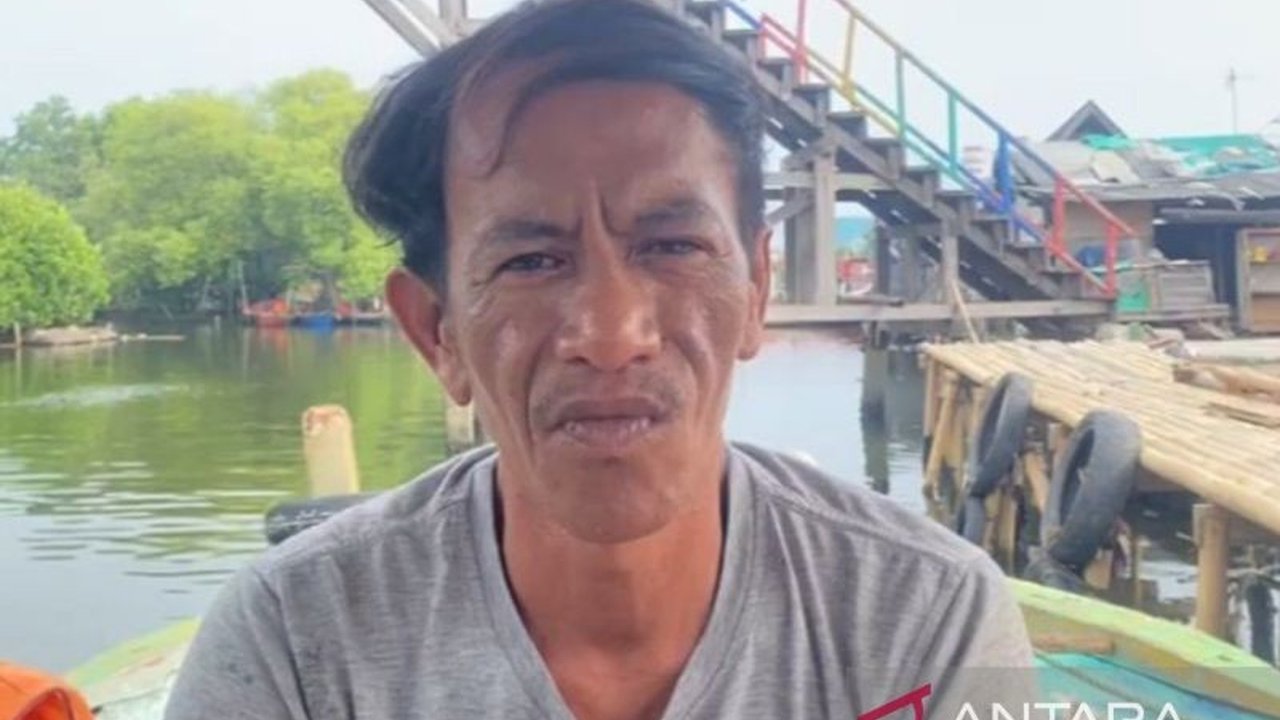 Nelayan di Kampung Paljaya, Bekasi, mengeluhkan akses laut yang masih terhalang pagar bambu milik perusahaan, sehingga menghambat aktivitas pencaharian mereka.