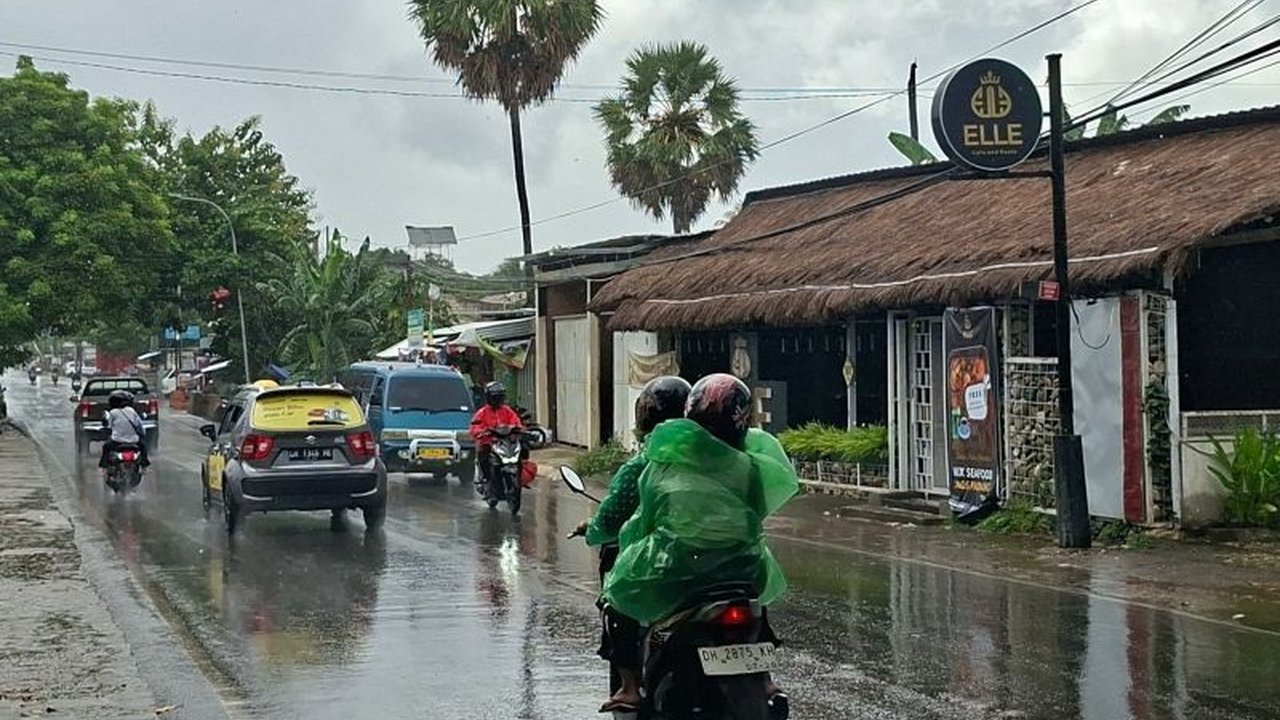 BMKG memperingatkan potensi hujan lebat disertai petir dan angin kencang di sejumlah wilayah NTT pada 14-15 April 2025 akibat bibit siklon tropis 96S dan gelombang Kelvin.