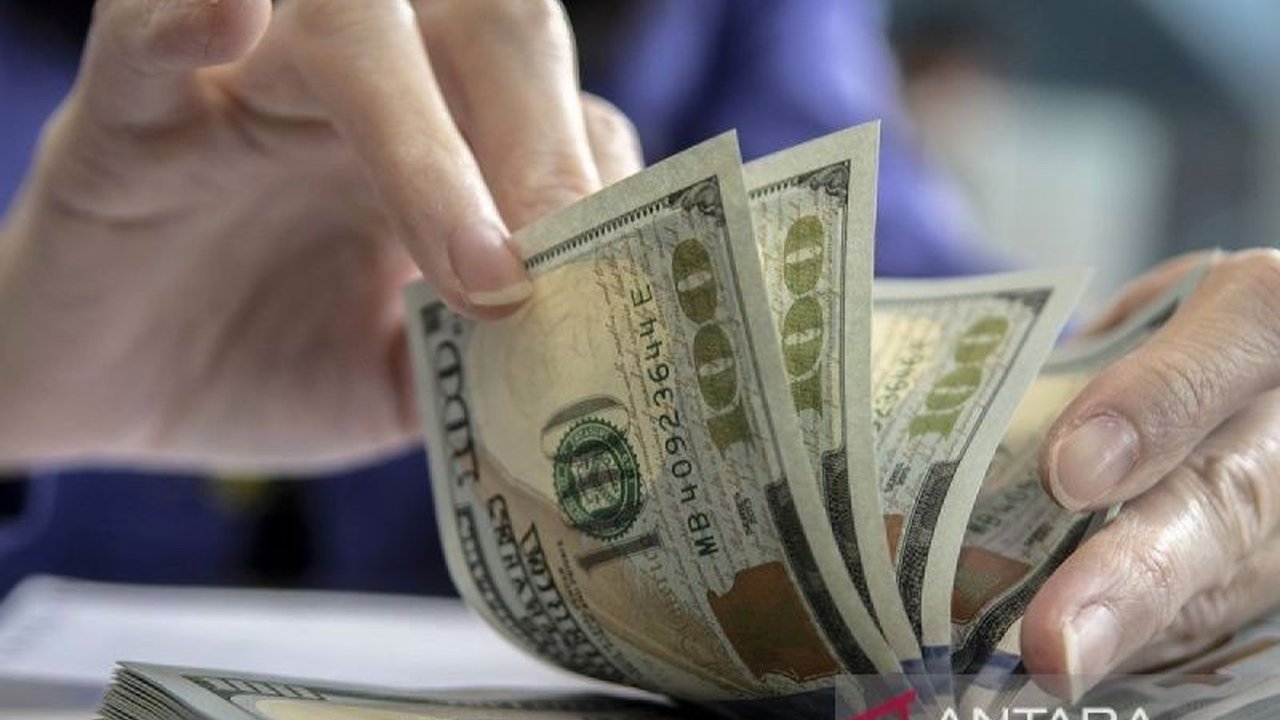 Nilai tukar rupiah terhadap dolar Amerika Serikat menguat pada Kamis pagi, mencapai Rp16.833 per dolar AS, meningkat 40 poin dari penutupan sebelumnya.