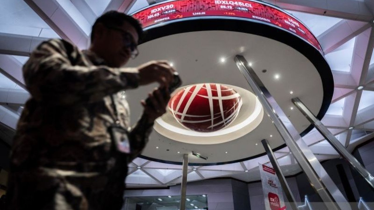 Indeks Harga Saham Gabungan (IHSG) diperkirakan menguat terbatas di tengah memanasnya perang tarif antara Amerika Serikat dan China, yang memicu volatilitas pasar saham global.
