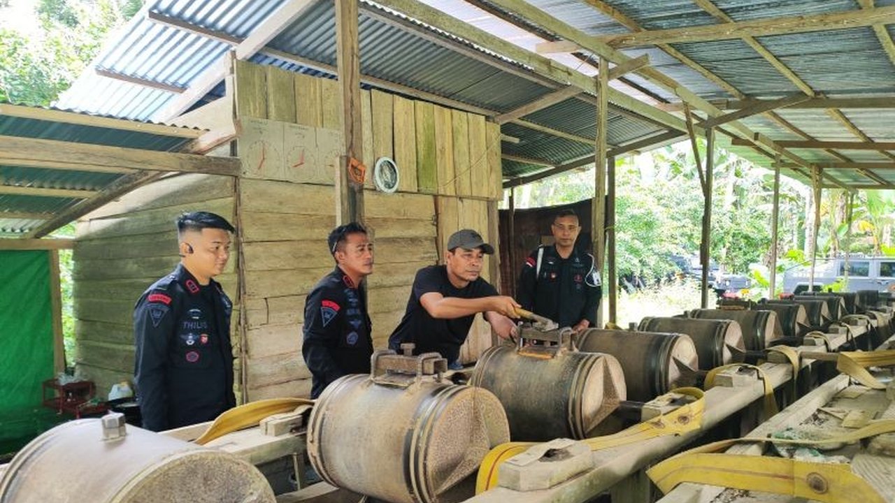 Kapolda Maluku Utara Irjen Pol Waris Agono perintahkan tim gabungan untuk menghentikan aktivitas tambang emas ilegal di Halmahera Utara guna mencegah kerusakan lingkungan dan melindungi masyarakat.