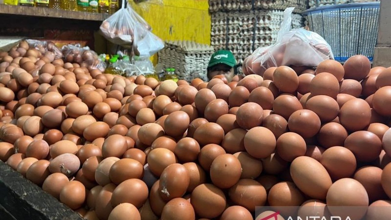 Badan Pangan Nasional (Bapanas) melaporkan harga cabai rawit merah tembus Rp81.404 per kg, sementara harga telur ayam ras turun menjadi Rp29.082 per kg pada 14 April 2024.