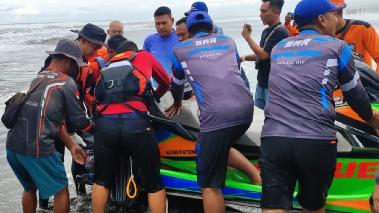 Tim SAR gabungan berhasil mengevakuasi jenazah Pujo (35) yang terseret arus Pantai Parangtritis setelah pencarian selama dua hari.