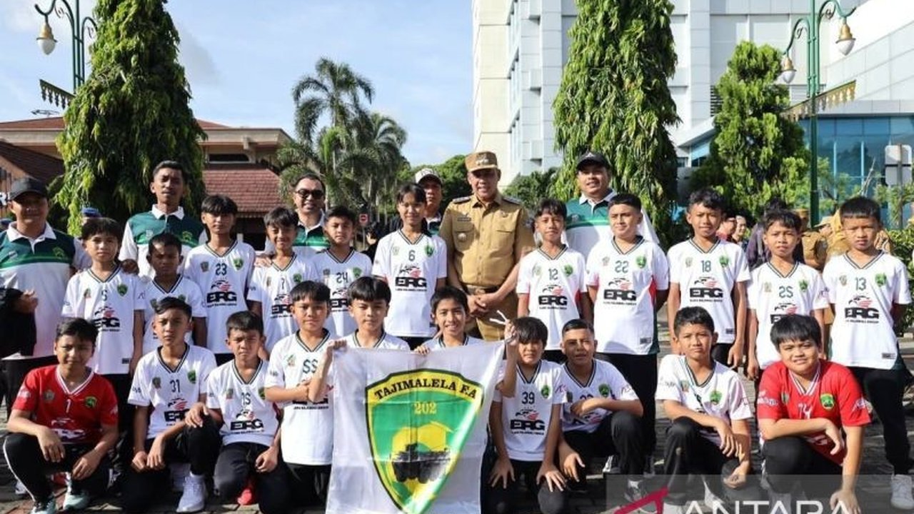 Wali Kota Bekasi melepas SSB Tajimalela untuk berlaga di turnamen Kuala Lumpur Cup 2025 di Malaysia, berharap mereka membawa harum nama Kota Bekasi.