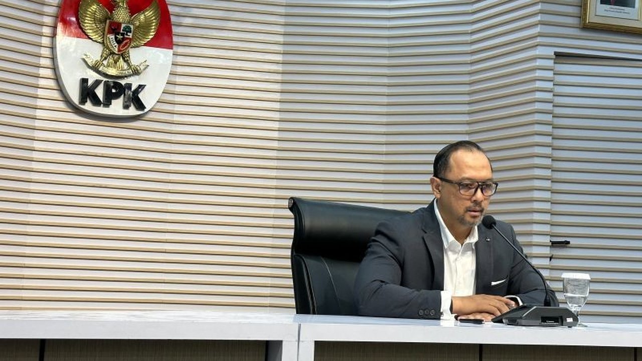 KPK mempersilakan Kemendagri melaporkan dugaan korupsi Bupati Indramayu Lucky Hakim terkait kunjungannya ke Jepang, sementara proses pemeriksaan saat ini berada di tangan Kemendagri.