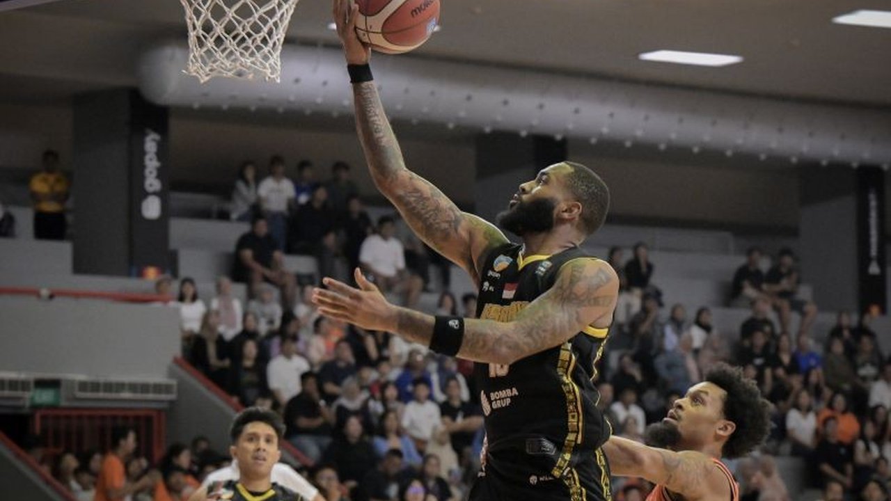 Pekan ke-11 IBL 2025 hanya menyajikan tiga pertandingan, namun persaingan di lima besar klasemen semakin ketat dengan selisih poin yang minim.