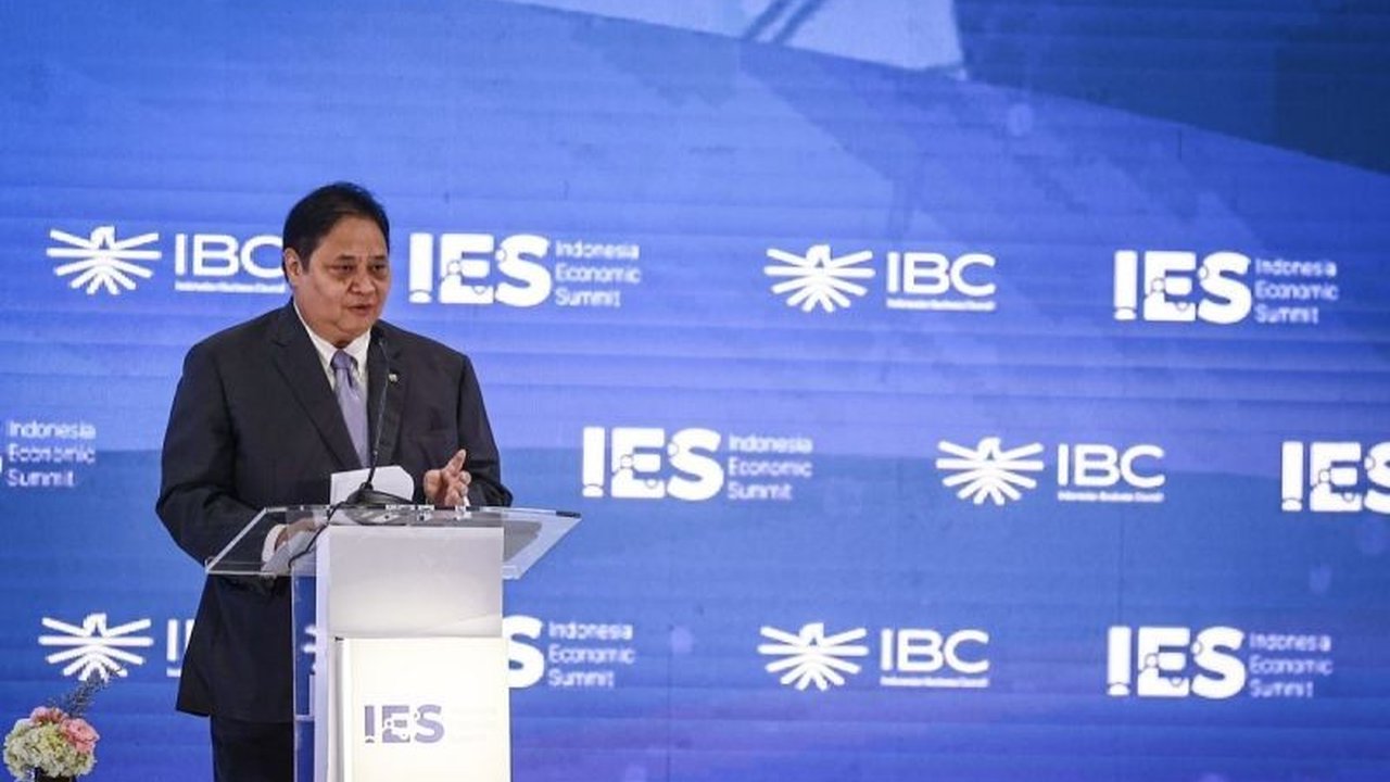 Ketidakpastian kebijakan ekonomi global, terutama tarif AS, membuat pasar keuangan bergejolak; strategi investasi yang tepat di tengah kondisi ini menjadi krusial, dengan emas dan Bitcoin sebagai pilihan menarik.