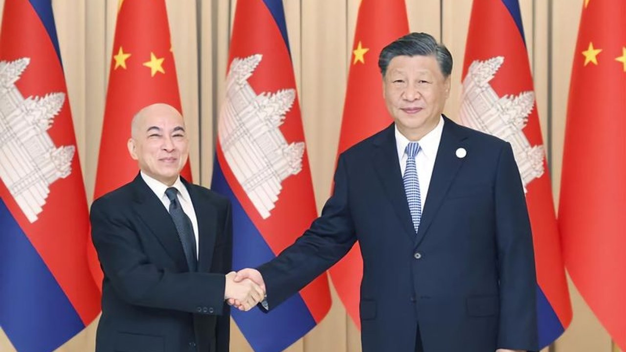 Hubungan erat antara Presiden Xi Jinping dan Kamboja, yang telah terjalin selama beberapa dekade, ditandai dengan kerja sama ekonomi dan pembangunan yang signifikan, menghasilkan proyek-proyek infrastruktur utama dan pengentasan kemiskinan.