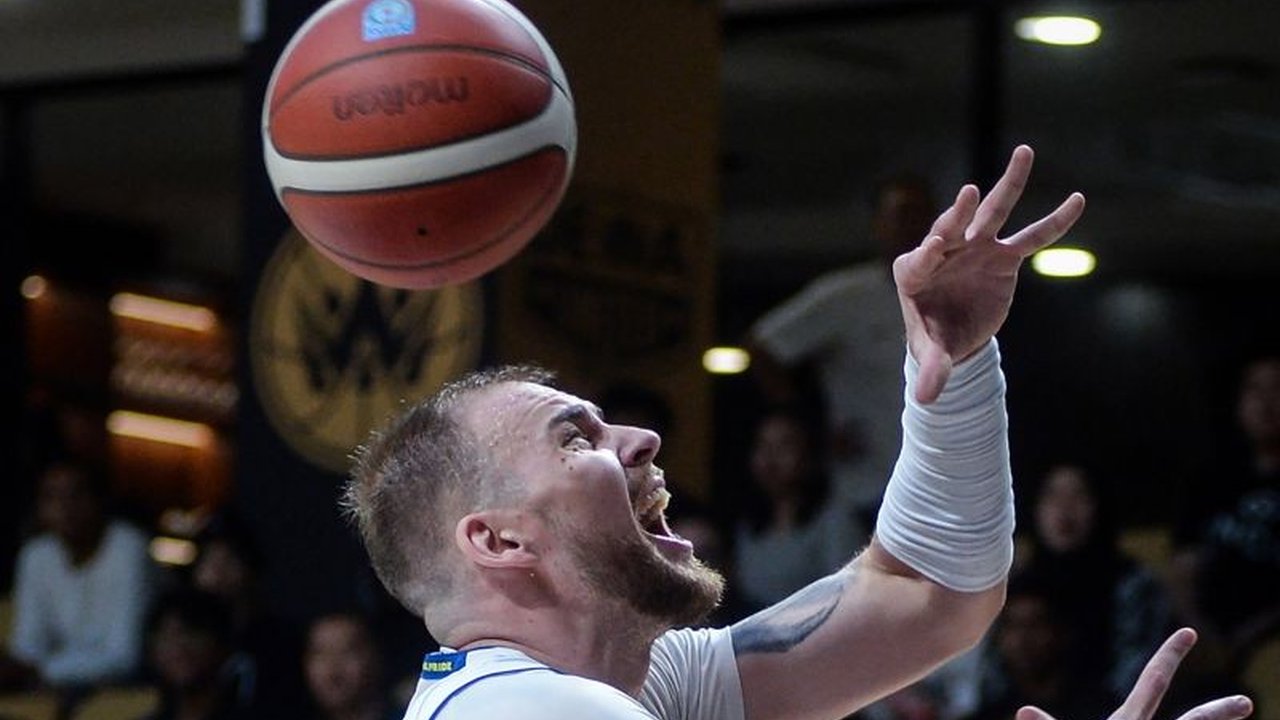 Rans Simba Bogor mempertahankan posisi puncak klasemen IBL 2025 setelah meraih dua kemenangan beruntun di pekan ke-10, unggul tipis dari Dewa United Banten.