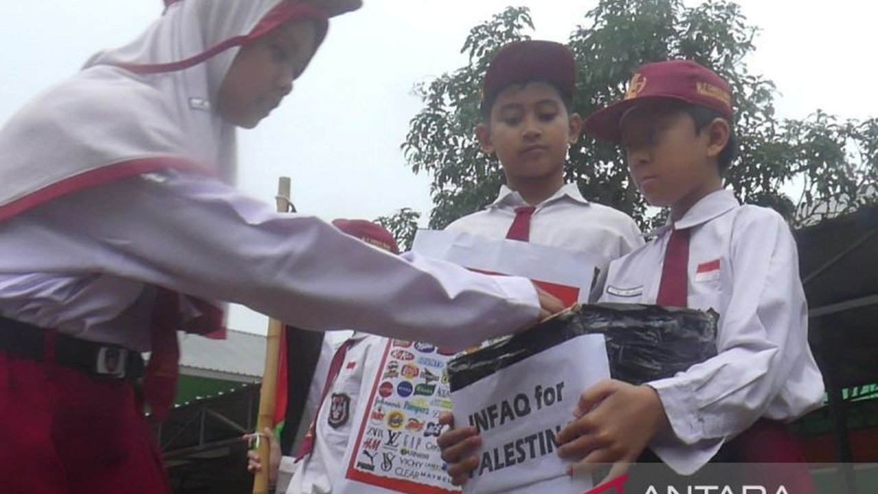 Siswa SDIT Cahaya Insani Temanggung menunjukkan kepedulian terhadap warga Palestina dengan menyisihkan uang jajan mereka untuk disalurkan melalui Rumah Zakat Indonesia.