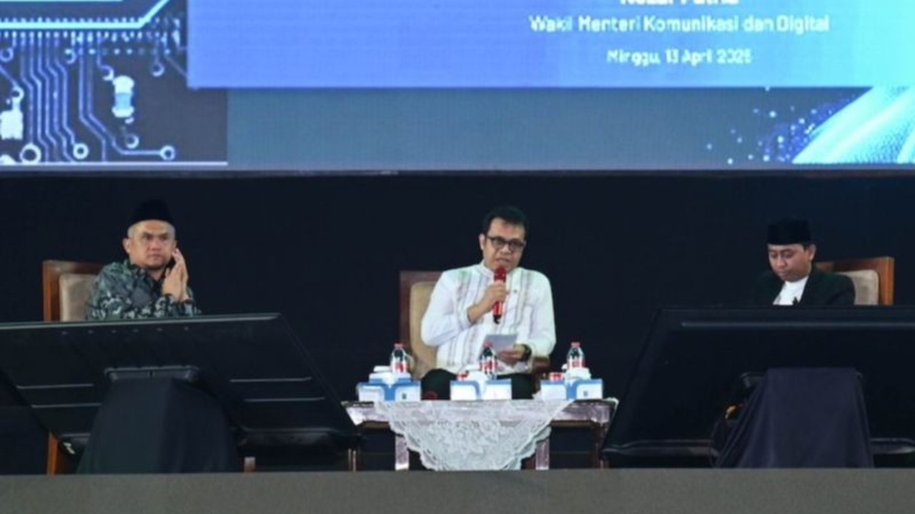 Wakil Menteri Komunikasi dan Informatika (Wamenkominfo) meminta masyarakat waspada terhadap penipuan yang memanfaatkan kecanggihan teknologi AI, seperti deepfake dan pemalsuan bukti transfer.