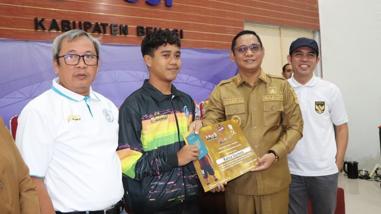 Atlet muda sepak bola Kabupaten Bekasi, Karsa Sureza, berangkat ke Spanyol untuk mengikuti pelatihan intensif di Akademi Levante UD, berkat beasiswa dan dukungan penuh pemerintah daerah.