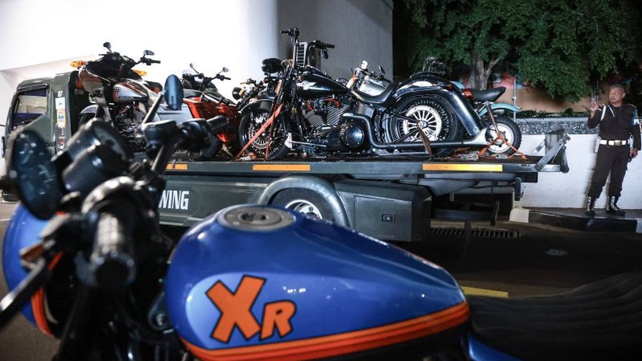 Kejaksaan Agung kembali menyita aset mewah, termasuk uang tunai dalam berbagai mata uang asing dan puluhan motor mewah, dari para tersangka kasus suap yang mempengaruhi putusan Pengadilan Negeri Jakarta Pusat.