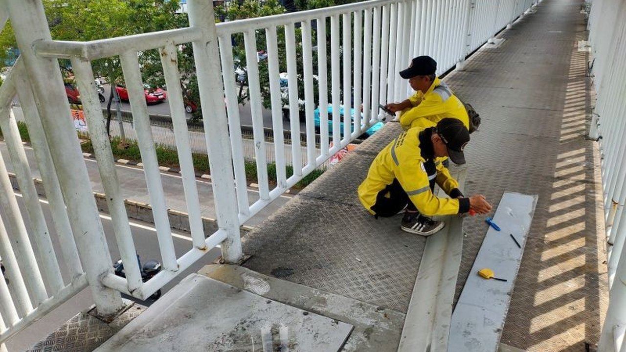 Sudin Bina Marga Jakarta Barat menambal tangga JPO bolong di Daan Mogot yang pelat besinya hilang diduga dicuri, kejadian ini telah terjadi sebanyak tiga kali.