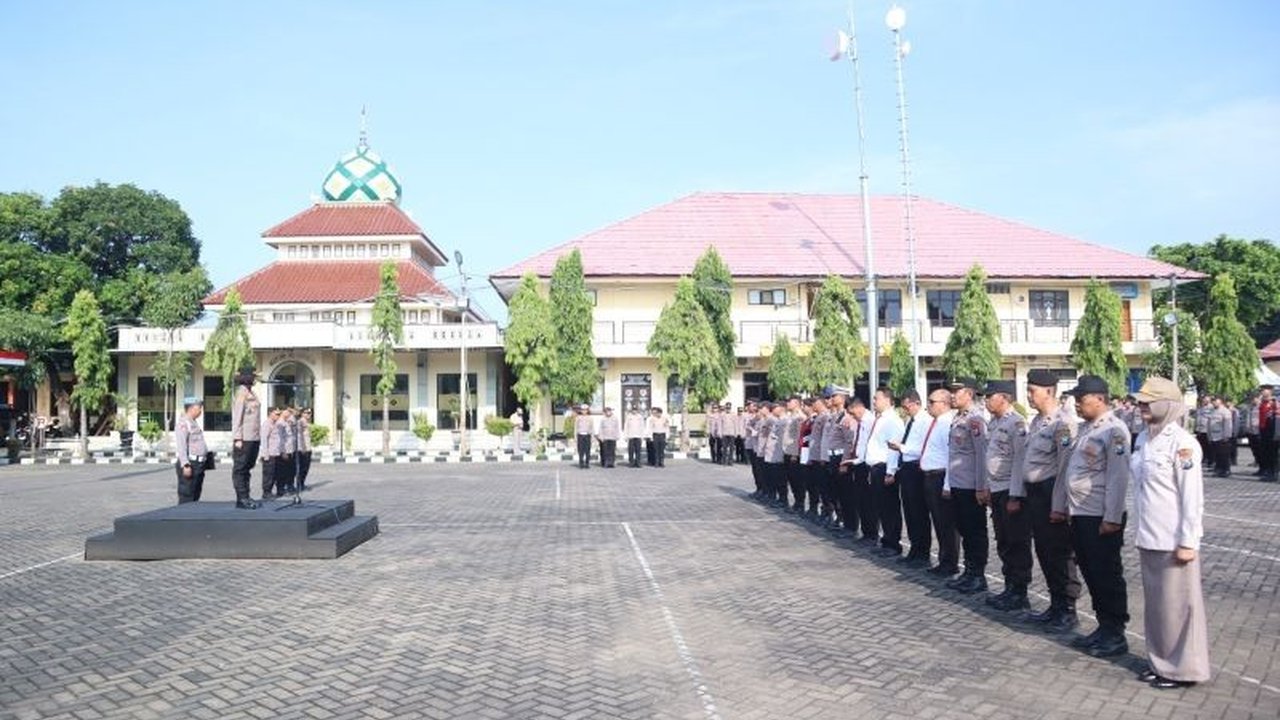 Wakapolres Situbondo, Kompol Indah Citra Fitriani, mengingatkan seluruh anggotanya untuk bekerja secara profesional, sesuai SOP, dan humanis demi menjaga kepercayaan publik serta menghindari pelanggaran yang mencoreng institusi Polri.