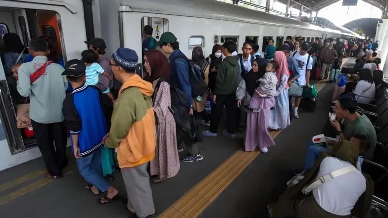 PT Kereta Api Indonesia (KAI) mengamankan barang tertinggal penumpang senilai Rp1,28 miliar selama periode mudik dan balik Lebaran 2025, bukti komitmen KAI terhadap keamanan dan kenyamanan pelanggan.
