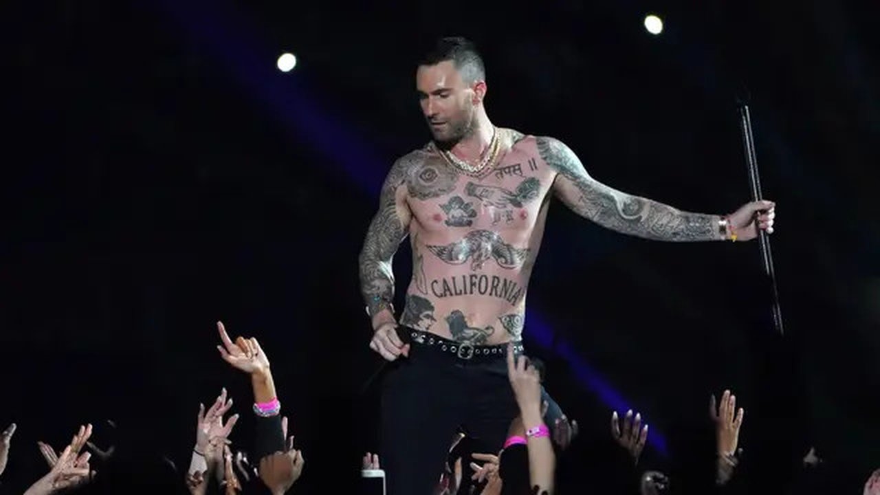 Penampilan vokalis Maroon 5 Adam Levine saat memeriahkan pertandingan antara Los Angeles Rams dan New England Patriots dalam Super Bowl LIII di Atlanta, Georgia, AS, Minggu (3/2). (TIMOTHY A.