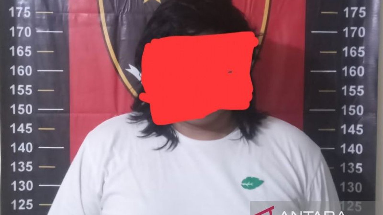 Seorang mahasiswa di Bekasi ditangkap polisi karena menanam ganja di kamar kosnya; polisi menyita tanaman ganja, ponsel, kipas angin, dan lampu UV.