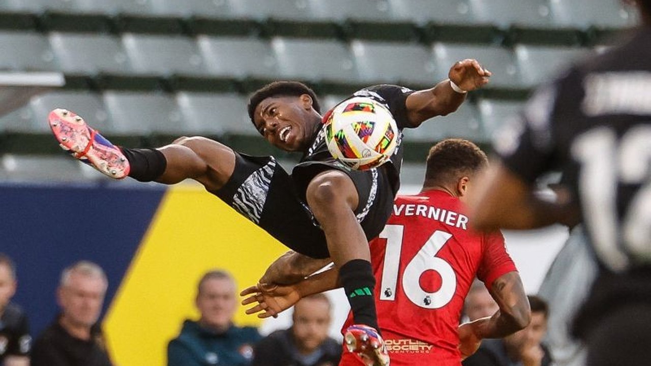 Gol cepat Antoine Semenyo di menit pertama mengantarkan Bournemouth meraih kemenangan tipis 1-0 atas Fulham dalam laga pekan ke-32 Liga Inggris, membuat Bournemouth naik ke peringkat delapan klasemen.