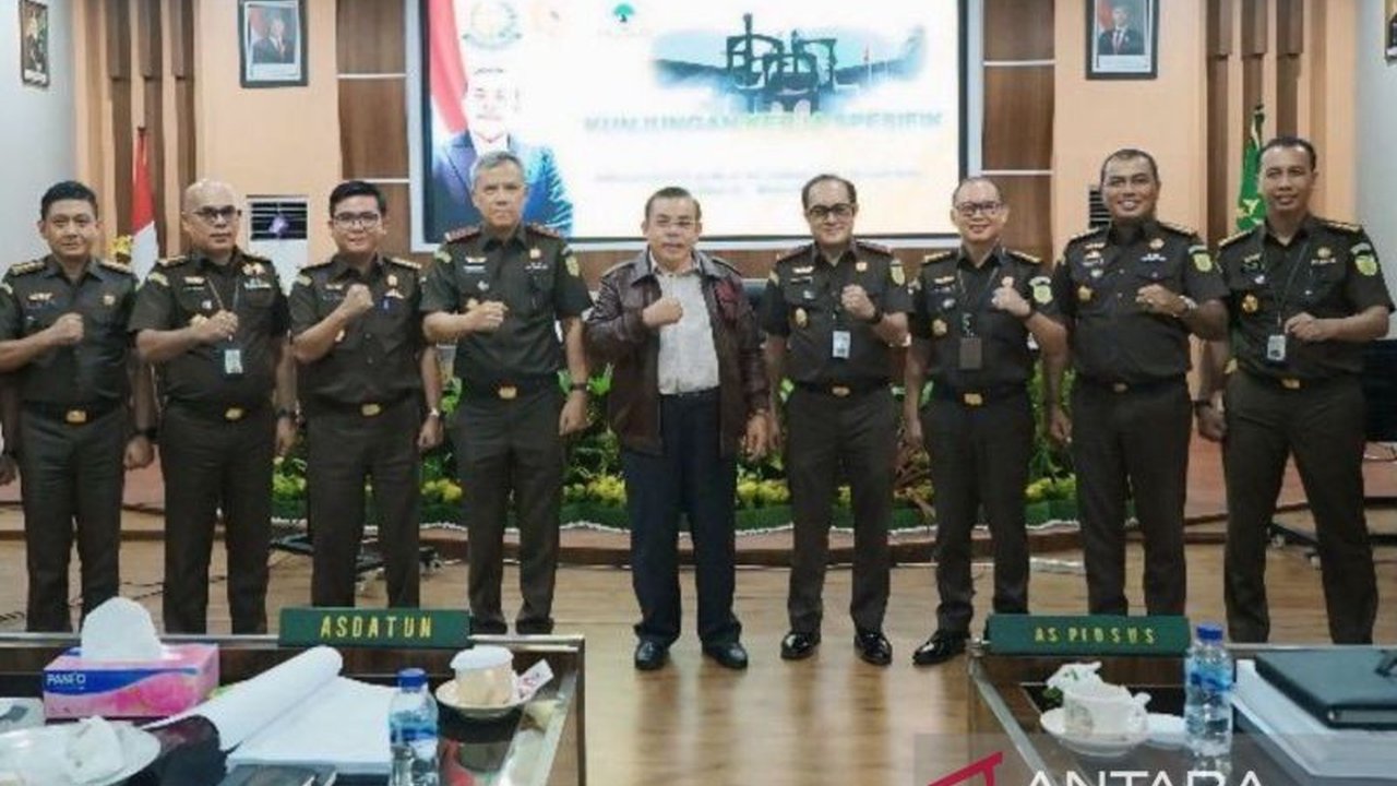 Anggota Komisi III DPR RI, Mangihut Sinaga, membahas isu dan perkembangan RUU Kitab Undang-Undang Acara Pidana (KUHAP) terbaru dengan Kejaksaan Tinggi Sumatera Utara, menekankan perbedaan mendasar antara KUHAP lama dan yang baru.