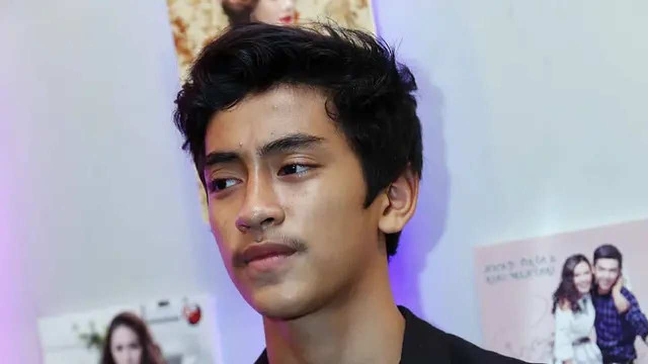 Bagi Abidzar, ia masih tergambar jelas kenangan bersama ayahnya. Begitu juga dengan Umi Pipik yang sering merasa sedih saat mendoakan almarhum suaminya. (Nurwahyunan/Bintang.com)