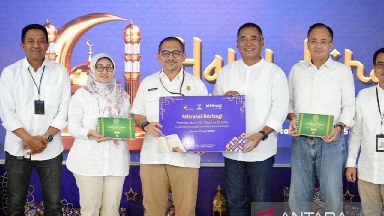 Mitratel dan Baznas berkolaborasi dalam aksi sosial menyalurkan 63 Al Quran Braille senilai Rp144,6 juta untuk membantu tunanetra memahami ajaran agama.