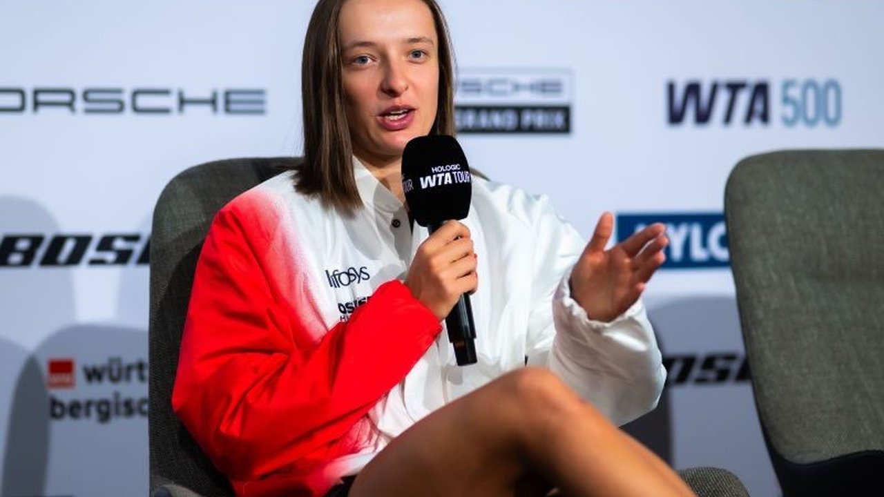 Iga Swiatek, juara Grand Slam dengan rekor kemenangan tanah liat impresif, mengakui tetap butuh adaptasi lapangan tanah liat saat memasuki musim baru.