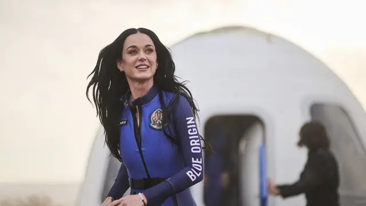 Katy Perry ke luar angkasa bersama Blue Origin (Handout / BLUE ORIGIN / AFP)