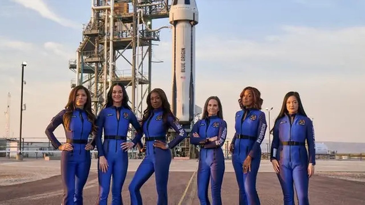 Katy Perry Bersama Lima Perempuan saat Terbang ke Luar Angkasa. [@blueorigin]