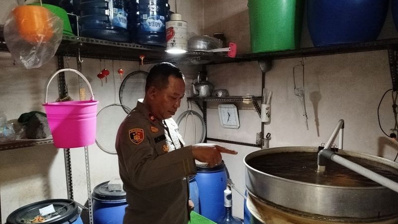 Polisi Tangerang Kota menggerebek produsen miras jenis Ciu rumahan di Perumahan Pondok Makmur, mengamankan peralatan, bahan baku, dan ribuan botol Ciu siap edar.