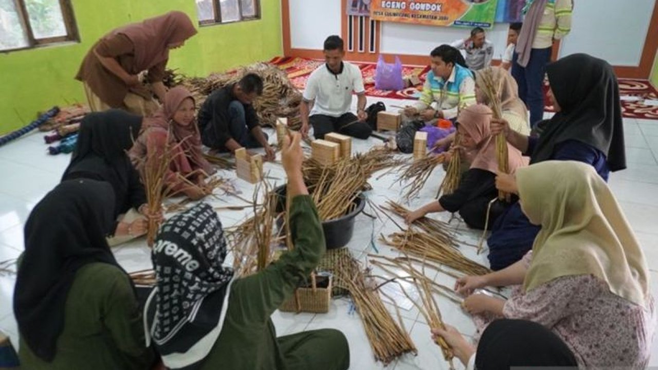 Pemkab Balangan memberdayakan warga Desa Gulinggang untuk mengubah purun dan eceng gondok menjadi kerajinan tangan bernilai ekonomi tinggi melalui pelatihan yang didukung oleh CSR Balangan Coal.