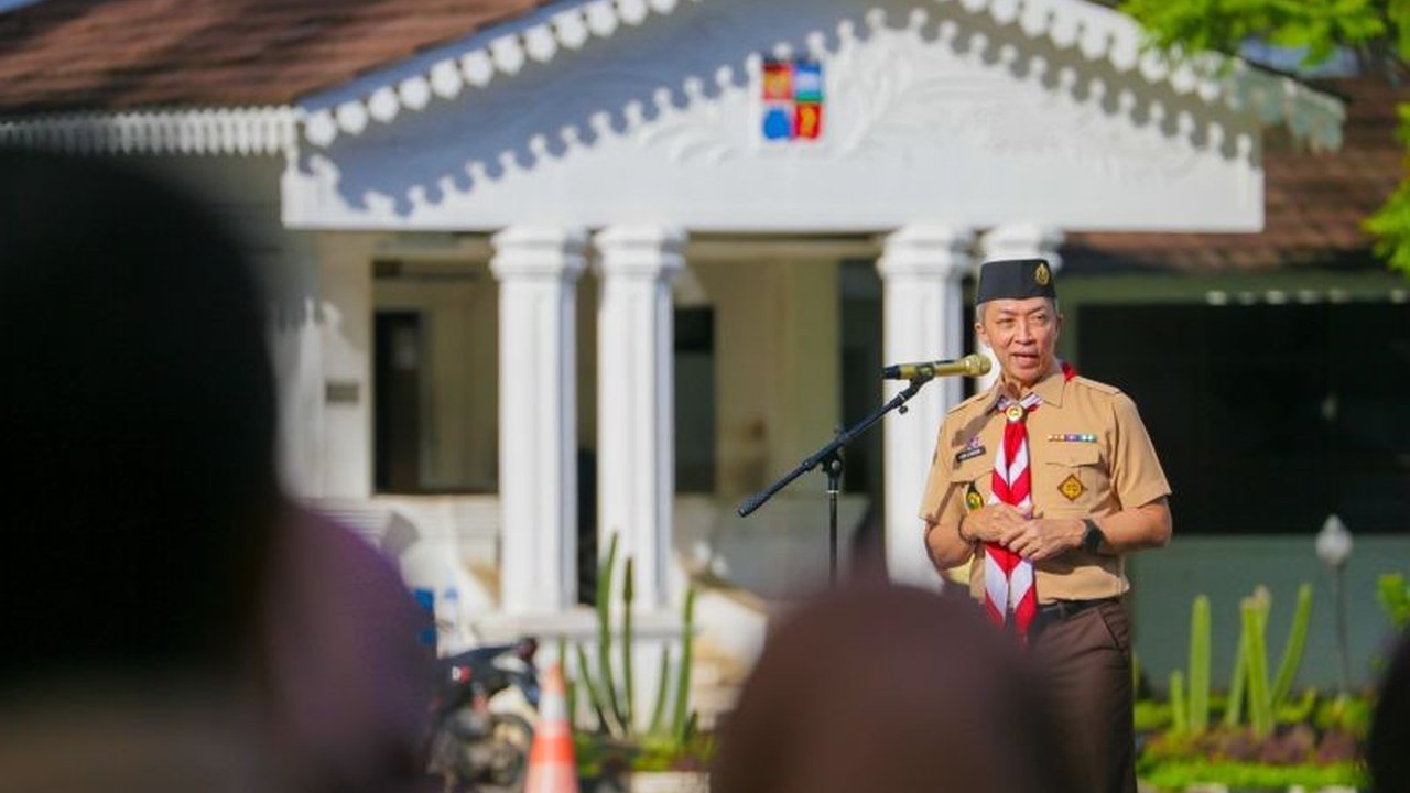 Wali Kota Bogor Dedie A. Rachim berkomitmen memberantas peredaran miras di Kota Bogor, Jawa Barat, dan telah menyita hampir 1.800 botol miras dari sebuah gudang.
