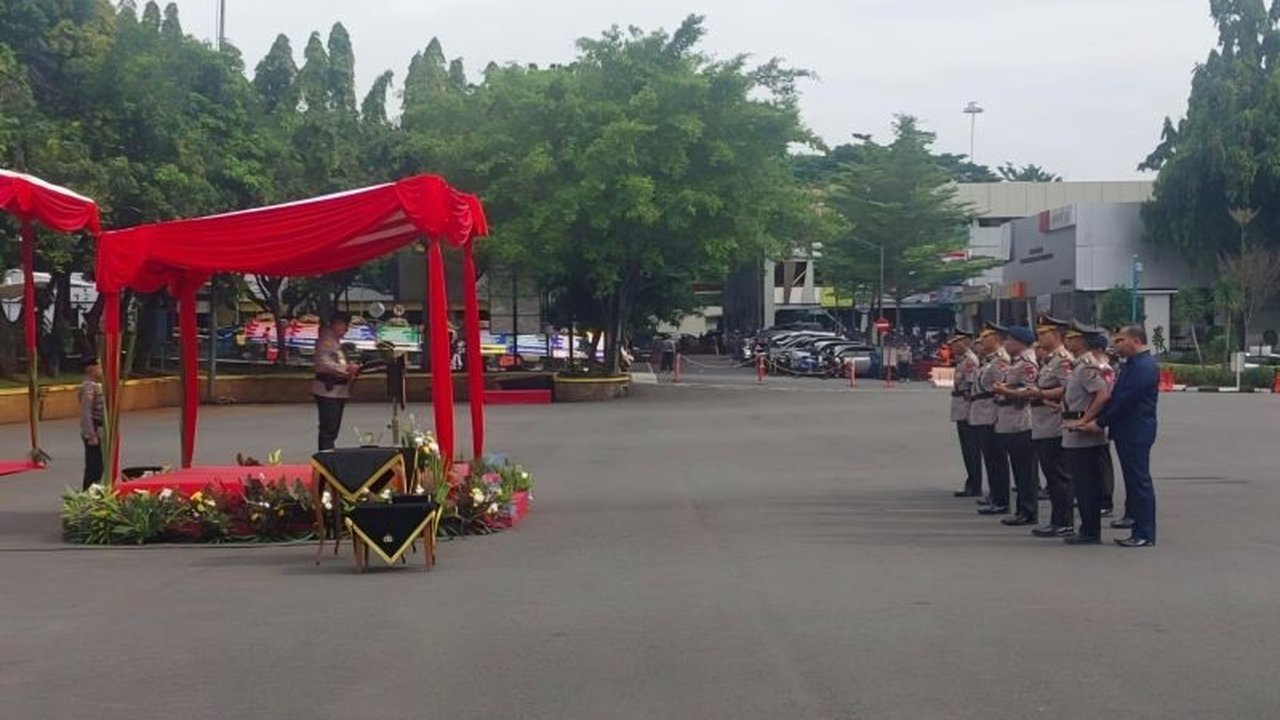 Kapolda Metro Jaya Irjen Pol. Karyoto memimpin serah terima jabatan enam posisi penting, termasuk Dirlantas dan Kabidkum, sebagai upaya penyegaran organisasi dan pembinaan karier.