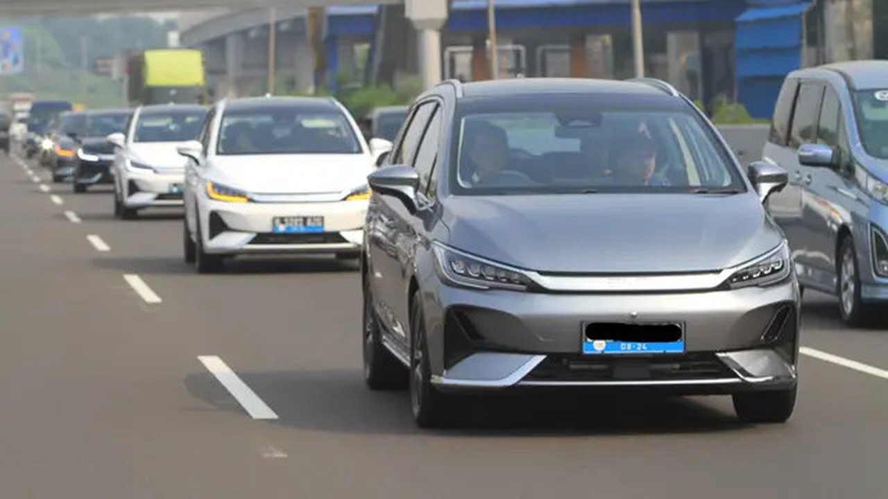 Rombongan media test drive BYD M6 bertolak dari Jakarta menuju Bandung, Jawa Barat. (ist)