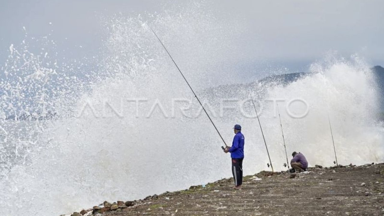 BMKG memperingatkan potensi gelombang tinggi hingga 4 meter di beberapa perairan Indonesia, khususnya di selatan Jawa dan Nusa Tenggara, pada 16-19 April 2025, akibat bibit siklon tropis.