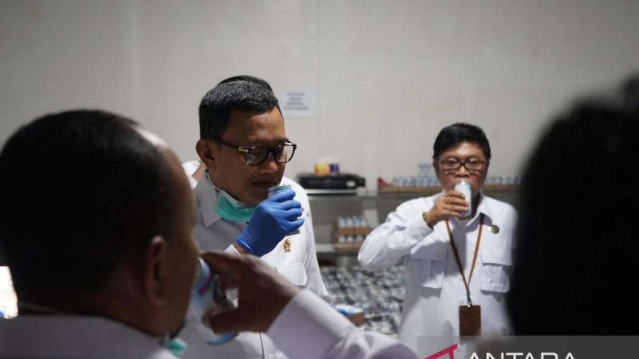 Mantan PMI, Slamet Priyono, sukses membangun pabrik susu kambing etawa di Demak setelah bekerja di Korea Selatan; Menteri Karding apresiasi dan sebut ini sesuai harapan Presiden.