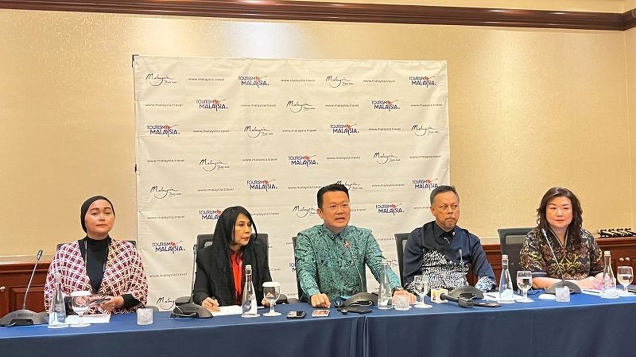 Program Visit Malaysia 2026 memasang target ambisius dengan menargetkan kunjungan 4,7 juta wisatawan Indonesia hingga tahun 2026, meningkat signifikan dari tahun-tahun sebelumnya.