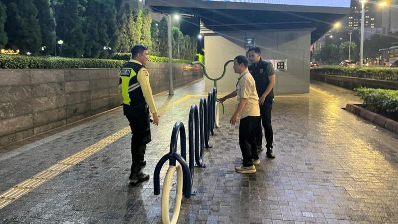 Polisi melakukan olah TKP pencurian sepeda di parkiran MRT Setiabudi Astra setelah korban, RS (39), melaporkan kehilangan sepeda kesayangannya yang terkunci dengan rantai kode.