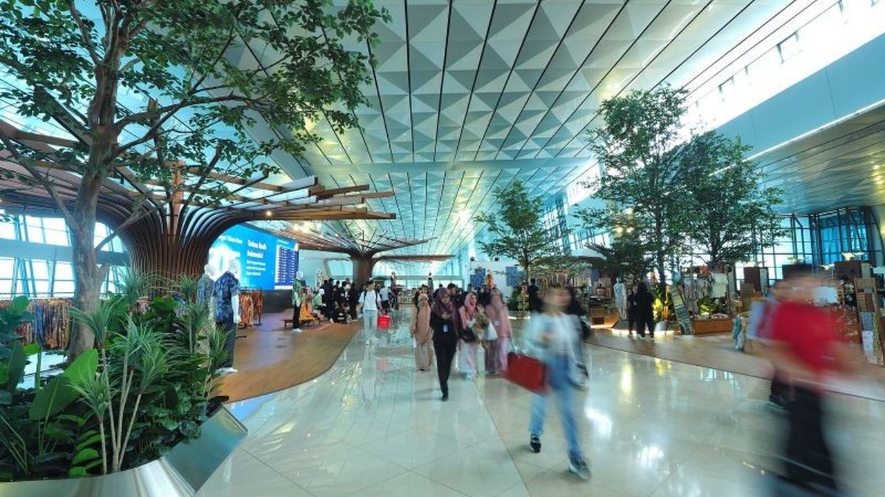 Bandara Internasional Soekarno-Hatta berhasil meraih penghargaan bergengsi Skytrax 4-Star Airport Rating 2025, sekaligus masuk dalam jajaran 25 besar bandara terbaik dunia.