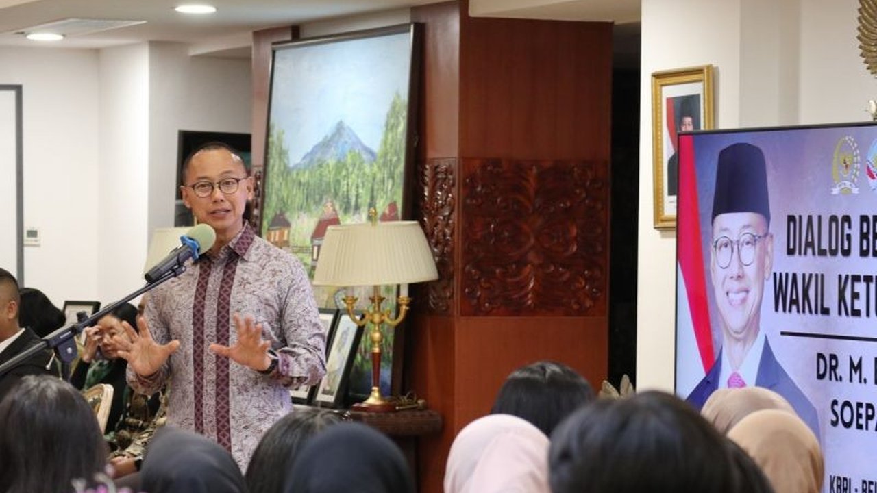 Wakil Ketua MPR RI, Eddy Soeparno, mendorong mahasiswa Indonesia belajar transisi energi dari China untuk mengatasi ketergantungan Indonesia pada energi fosil dan mencapai target EBT.